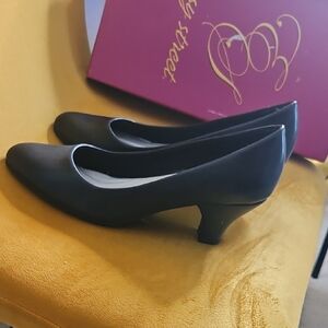 Easy Street Black Kitten Heel Pumps